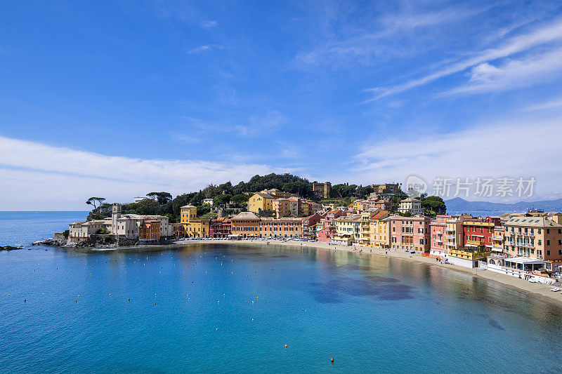 位于Sestri Levante的Baia del Silenzio(沉默湾)，周围是特色的彩色建筑——意大利利古里亚